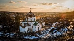 Zniszczony kościół w Małej Komyszuwasze w obwodzie charkowskim, który podczas rosyjskiej okupacji był używany przez najeźdźców jako szpital polowy, 22 lutego 2023