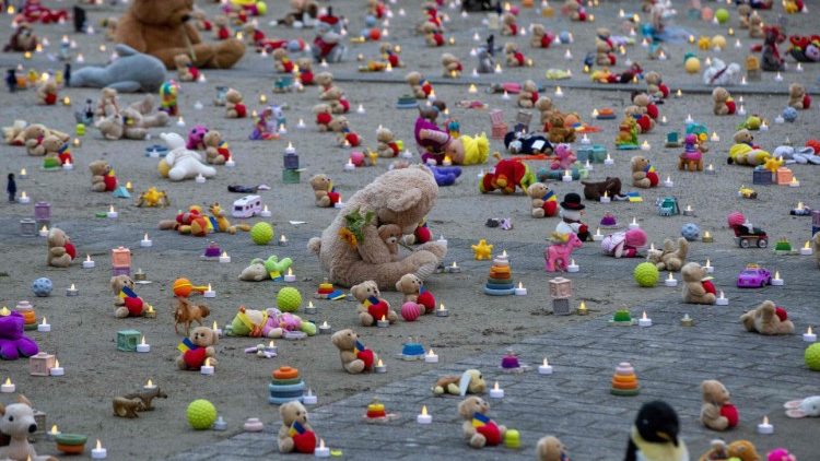 Ursos de pelúcia e brinquedos, representando crianças raptadas ou mortas na guerra na Ucrânia. (Foto de NICOLAS MAETERLINCK / Belga / AFP) 