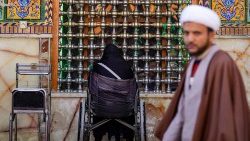 Ein Moslem vor dem Schrein des Imam Ali in Najaf im Irak