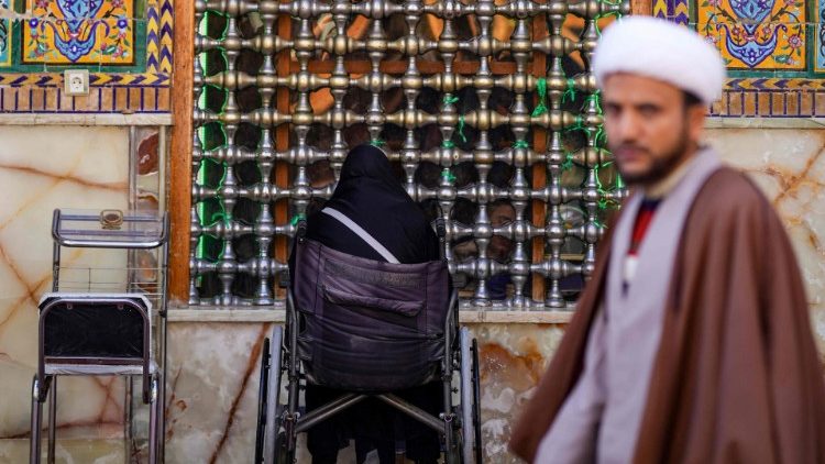 Ein Moslem vor dem Schrein des Imam Ali in Najaf im Irak