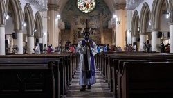 Ein Priester in einer Kirche in Lagos