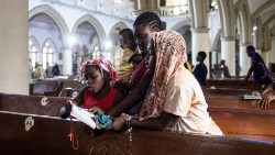 Fiéis rezam na Catedral de Lagos, capital da Nigéria