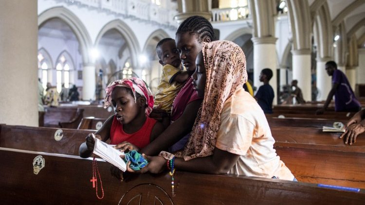 Fiéis rezam na Catedral de Lagos, capital da Nigéria