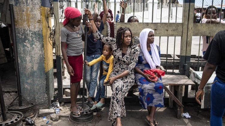 Eine Familie in Lagos sieht beim Wählen zu