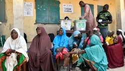 Deslocados internos, vítimas do Boko Haram, votam em Yola, em 25 de fevereiro