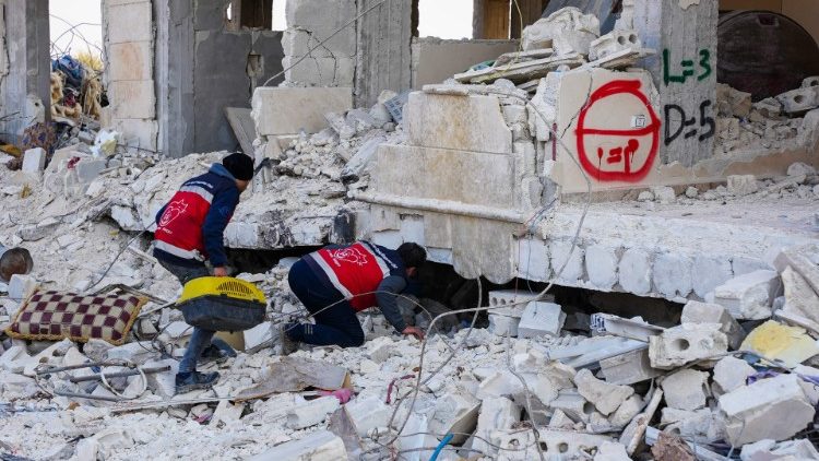 En Syrie, les travailleurs humanitaires creusent sous les décombres à Alep. 