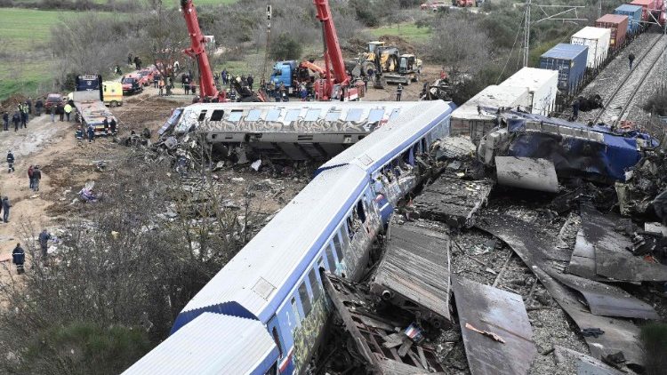 ग्रीस के लारिस्सा के निकट ट्रेन दुर्घटना का एक दृश्य, 01.03.2023