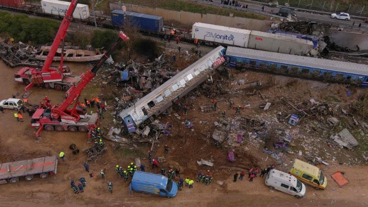 ग्रीस के शहर लारिसा के पास मंगलवार की रात हुई ट्रेन दुर्घटना
