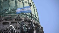 Imagen de la bandera de Argentina ondeando en el edificio del Congreso