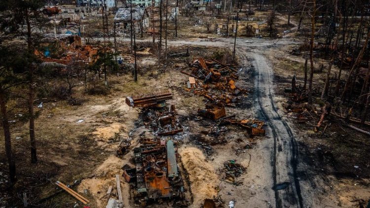 Esta fotografia aérea mostra um MLRS Uragan russo queimado e casas destruídas na vila de Sosnove, região de Donetsk, em 1º de março de 2023, em meio à invasão russa da Ucrânia. (Foto de Ihor TKACHOV/AFP)