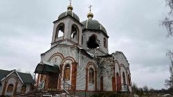 Mocno zniszczony kościół św. Aleksandra Newskiego w wiosce Cupiwka w  obwodzie charkowskim, 1 marca 2023