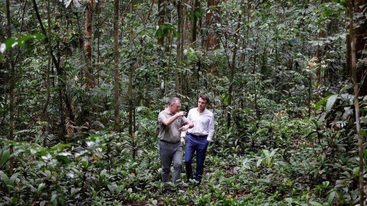 Presidente francês Emmanuel Macron em visita às florestas do Gabão