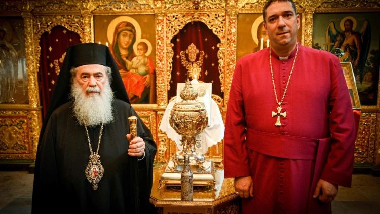 Jeruzalės ortodoksų patriarchas Teofilis III ir arkivyskupas Hosamas Naumas Šventojo Kapo bazilkoje 