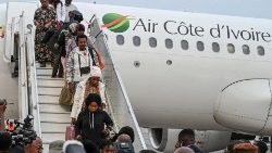 Des migrants ivoiriens débarquent d'un avion de rapatriement en provenance de Tunisie à l'aéroport Felix Houphouet Boigny d'Abidjan, le 4 mars 2023. 
