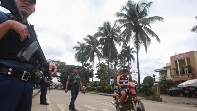 Ein schwerbewaffneter Polizist in der Provinz Negros Oriental, wo am 5. März Gouverneur Roel Degamo erschossen wurde