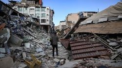 Não esquecer as vítimas do terremoto de 6 de fevereiro na Turquia e Síria (AFP)