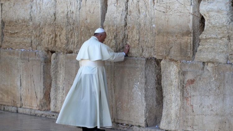 Ferenc pápa a jeruzsálemi Sirató falnál