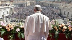 Ferenc pápa Húsvét ünnepén a Szent Péter bazilika loggiáján   