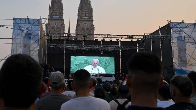 अर्जेंटीना के लोग बड़े स्क्रीन में संत पापा का संदेश सुनते हुए