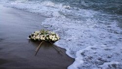 Wieniec z kwiatów upamiętniający ofiary zatonięcia łodzi z migrantami 11 marca 2023 u wybrzeży Kalabrii, niedaleko Krotony