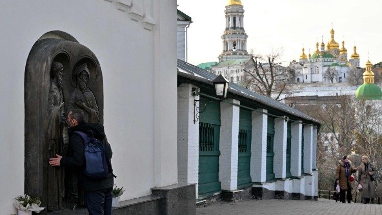 A kijevi Lavra-korostornál imádkozik egy hívő