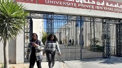 Afrikanische Studenten auf dem Campus der Ibn Khaldoun Universität in Tunis