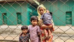 Eine Rohingya-Familie in einem Auffanglager in Bangladesch