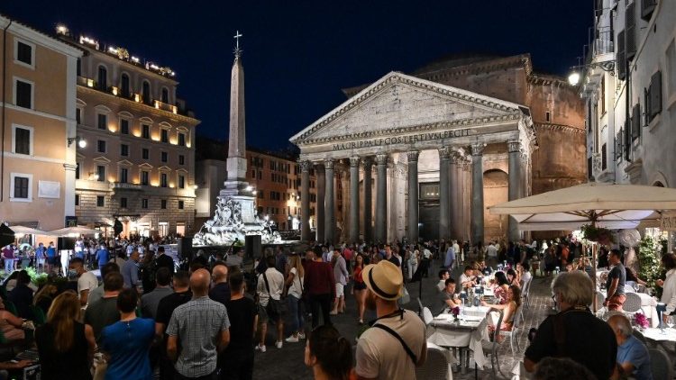 Großer Andrang vor dem Pantheon in Rom. Der Besuch war bisher kostenfrei - nun sollen maximal 5 Euro Eintrittsgeld anfallen. Ob dann wohl weniger Leute kommen?