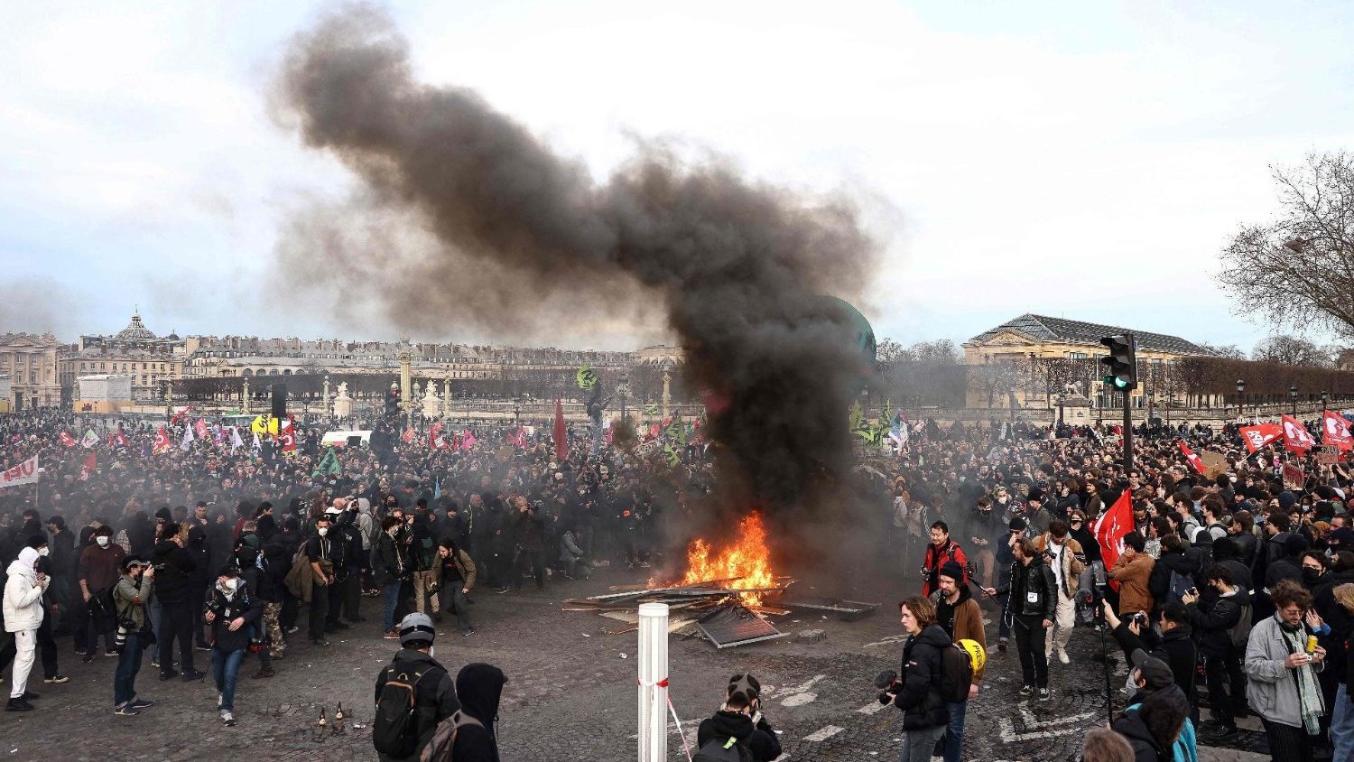 Francia, la riforma delle pensioni scavalca il Parlamento: rabbia in piazza  - Vatican News
