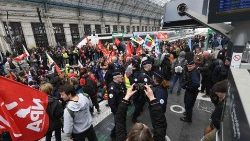 Protestors block railway lines following the pension reform