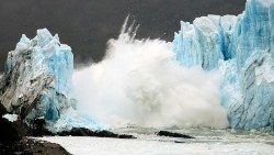 Un ponte di ghiaccio si stacca dalla parete del ghiacciaio Perito Moreno in Argentina per effetto del riscaldamento del pianeta (foto d'archivio del 2016)