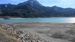 Une photographie prise le 16 mars 2023 montre le lac de Serre-Poncon partiellement asséché, près d'Emburn, dans les Alpes françaises. 