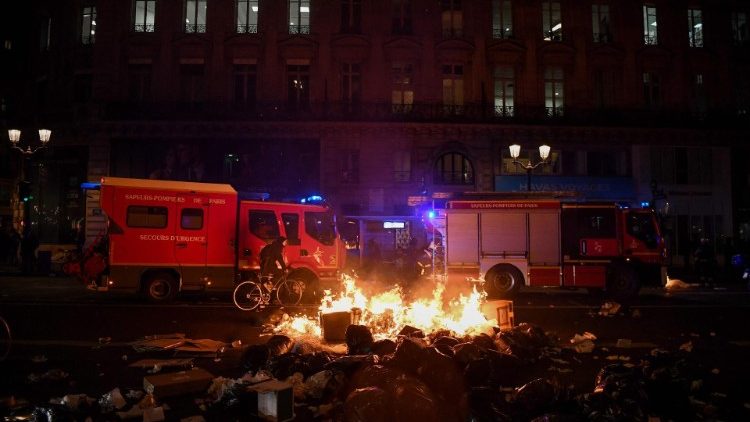 Proteste e scontri violenti per la riforma sulle pensioni -  Parigi (AFP)