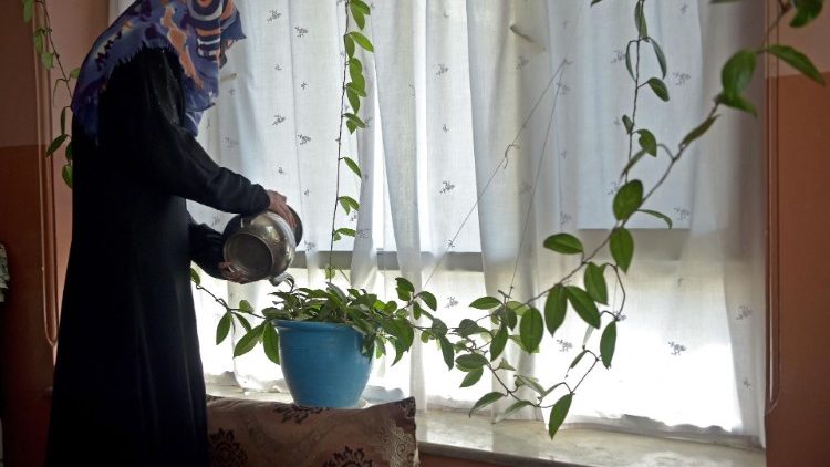 Junge Frau in ihrer Wohnung in Kabul