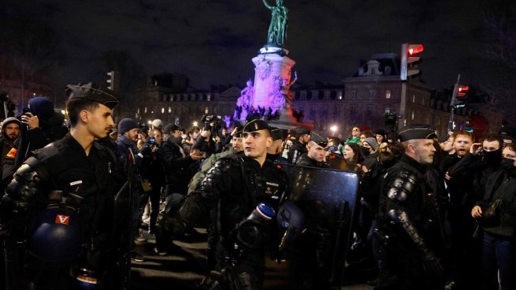 Manifestazioni con scontri a Place de la Republique, Parigi, e nelle piazze di diverse città della Francia contro la riforma delle pensioni