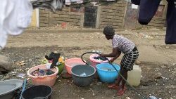 Donna in uno slum di Nairobi in Kenya