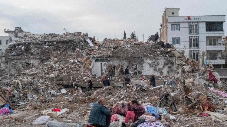 Una familia sentada frente a su antigua casa, destruida tras el terremoto de magnitud 7,8, en Adiyaman, el 22 de marzo de 2023.
