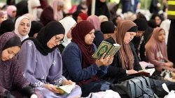 Koranleserinnen vor dem ersten Freitagsgebet im Ramadan in Jerusalem