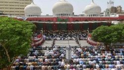 Fieles musulmanes ofrecen las oraciones del viernes en el segundo día del ayuno santo por el Ramadán 2023. (AFP or licensors)