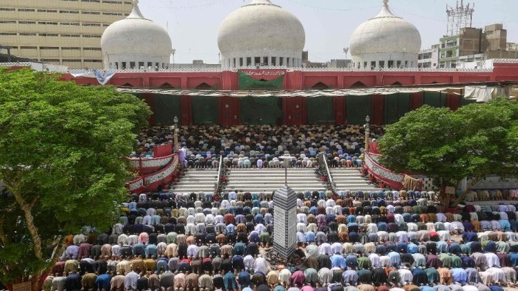 Fieles musulmanes ofrecen las oraciones del viernes en el segundo día del ayuno santo por el Ramadán 2023. (AFP or licensors)