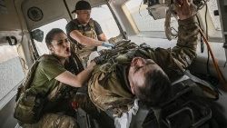 Ukraińscy ratownicy medyczni wywożący rannego żołnierza z linii frontu w pobliżu Bachmutu, 23 marca 2023