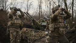 Soldati ucraini nelle trincee nel Donbass