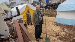 Tábor pro vysídlené osoby v Adiyamanu na jihovýchodě Turecka. Dne 6. února 2023 zemětřesení o síle 7,8 stupně Richterovy škály zabilo více než 50 000 lidí v jihovýchodním Turecku a téměř 6 000 lidí za hranicemi v Sýrii.