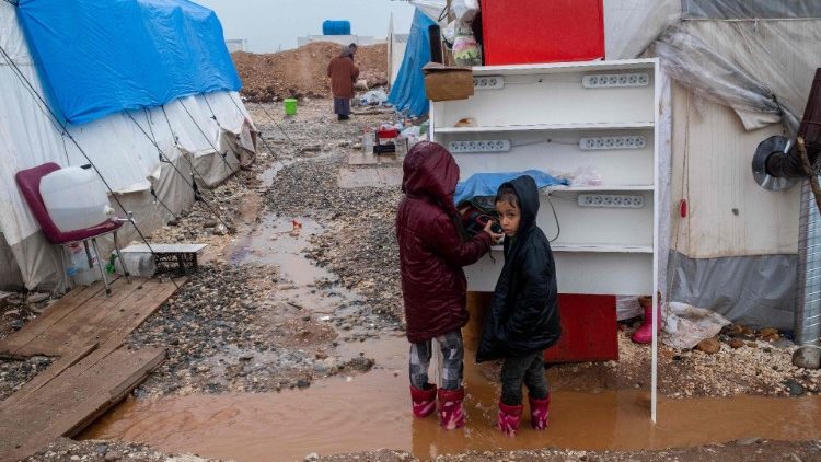 Bambini in una tendopoli allestita ad Adiyaman, nel sud est della Turchia