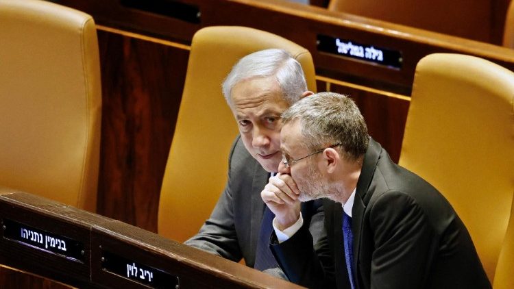 il premier israeliano Benjamin Netnyahu annuncia la sospensione della riforma giudiziaria