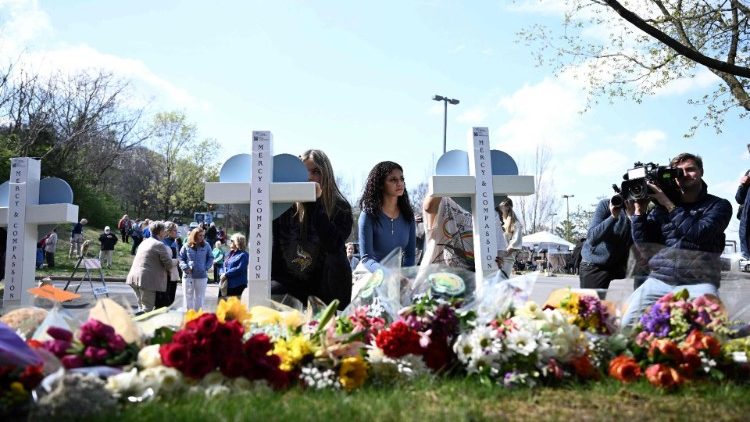 Menschen erweisen den Opfern einer Schießerei am 28. März 2023 in Nashville, Tennessee, an einer behelfsmäßigen Gedenkstätte im Gebäude der Covenant School an der Covenant Presbyterian Church die Ehre.