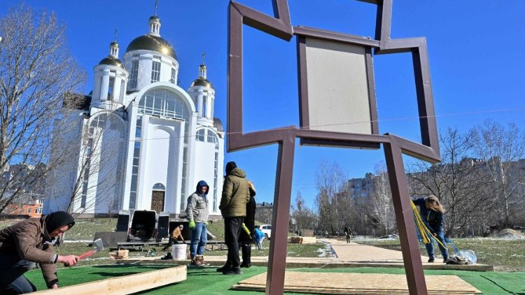 Kreuz über den Massengräbern von Butscha bei Kyiv