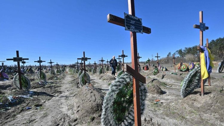 Groby niezidentyfikowanych ofiar rosyjskich zbrodni wojennych w Buczy, 30 marca 2023