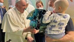 जेमेली अस्पताल के बाल कैंसर चिकित्सा वार्ड में मरीजों से भेंट करते संत पापा फ्राँसिस (31.3.23)