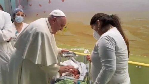VIDEO Papež Frančišek v bolnišnici Gemelli krstil nekaj tednov starega dojenčka